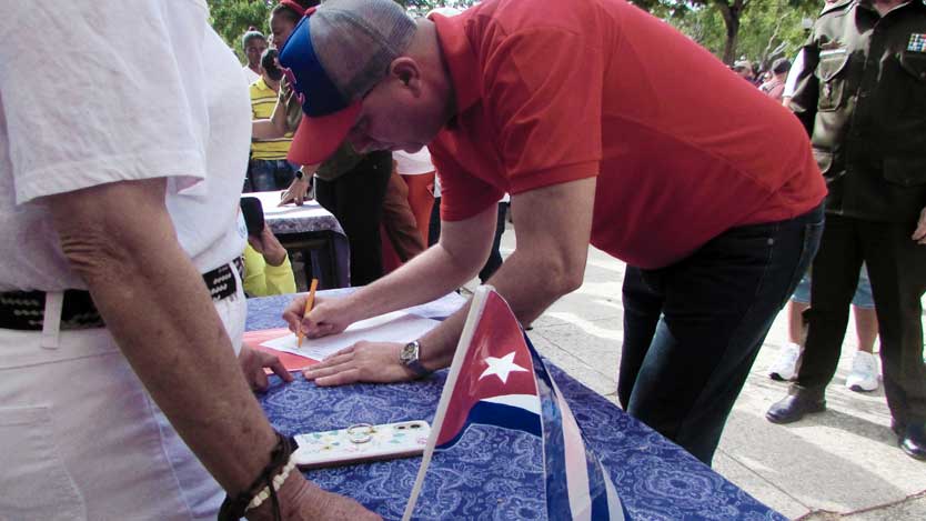 Julio Heriberto Gómez Casanova, máxima autoridad política de la provincia, de los primeros en plasmar su firma Fotos: Jessica Beatriz Díaz Sosa